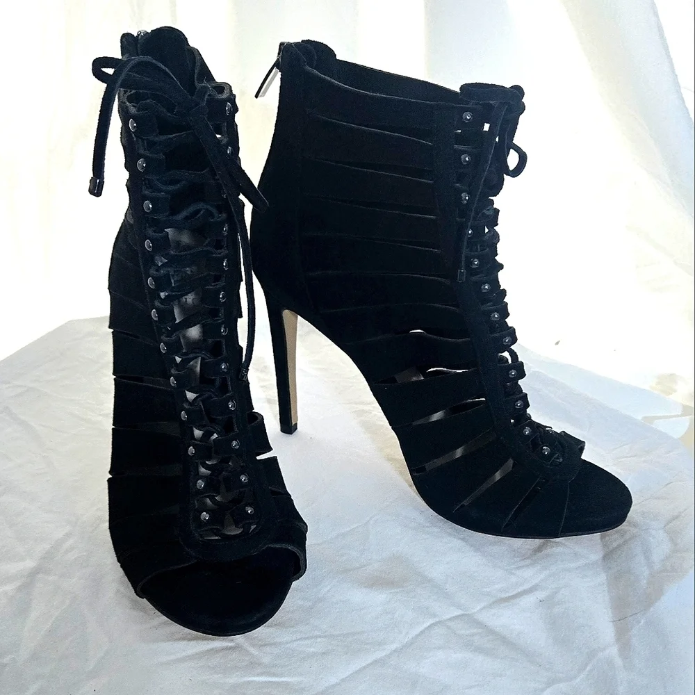 Gorgeous Vince Camuto Gladiator Heels NWOB ❤️